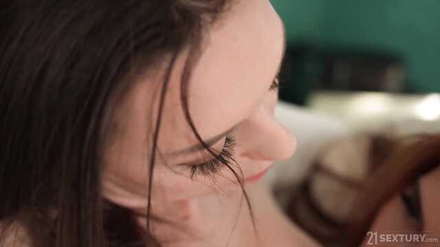 Chciwy Cooney i masturbacja wszystkich dziur zabawkami z trzema żarliwymi Lesbijki