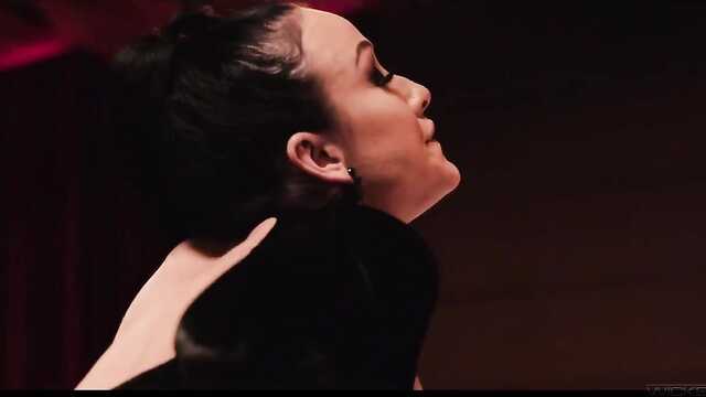 Госпожа замочила раба после половой услады.