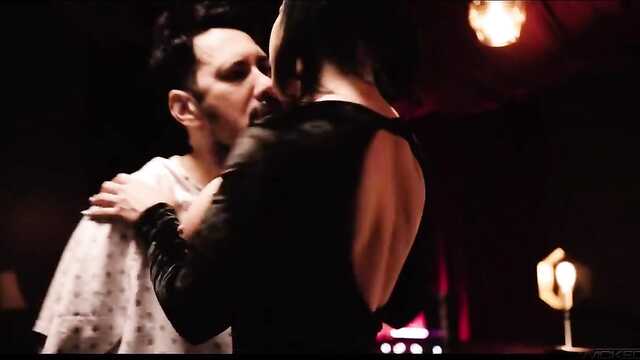 Госпожа замочила раба после половой услады.