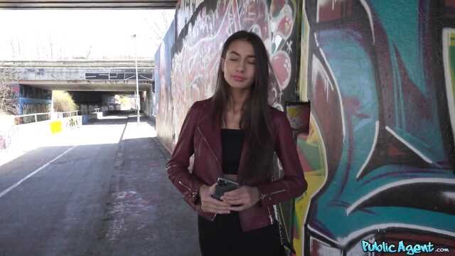 Пикапер выкупает одинокую девушку: минет и секс на улице.