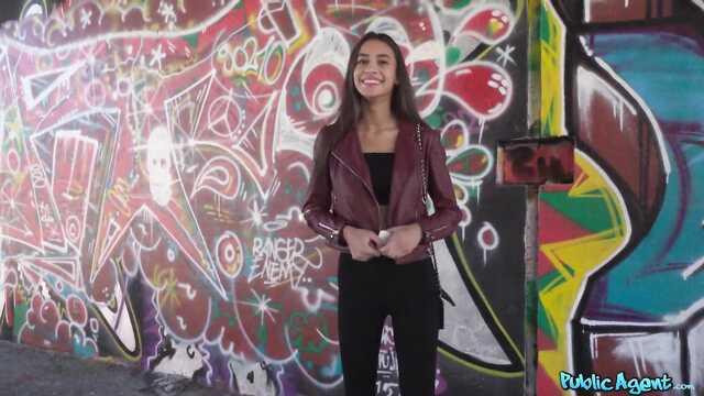 Пикапер выкупает одинокую девушку: минет и секс на улице.