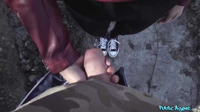 Пикапер выкупает одинокую девушку: минет и секс на улице.