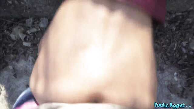 Пикапер выкупает одинокую девушку: минет и секс на улице.