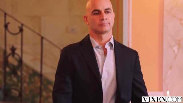 Łysy milioner pieprzy tłumacza i swoją partnerkę biznesową