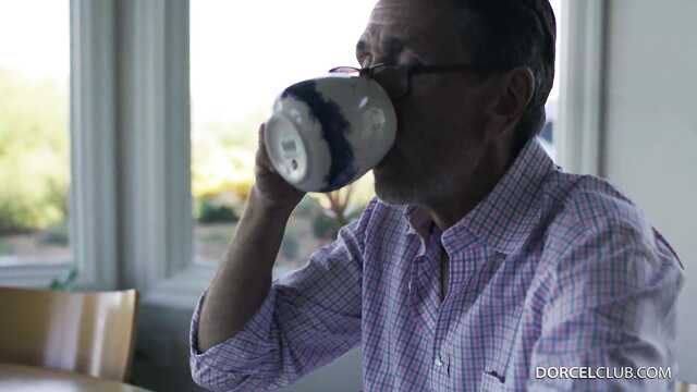 Антисовершенство: Прекрасная женщина удивляет своего безумного друга.