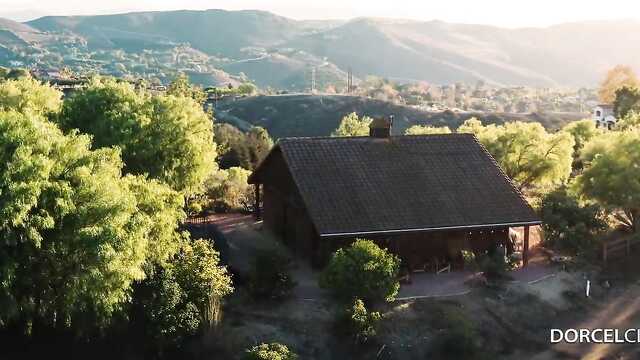 Антисовершенство: Прекрасная женщина удивляет своего безумного друга.