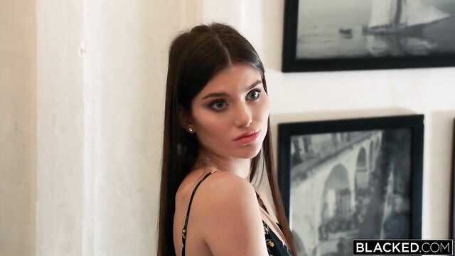 O curioso magrinho é servido por um grande pau preto