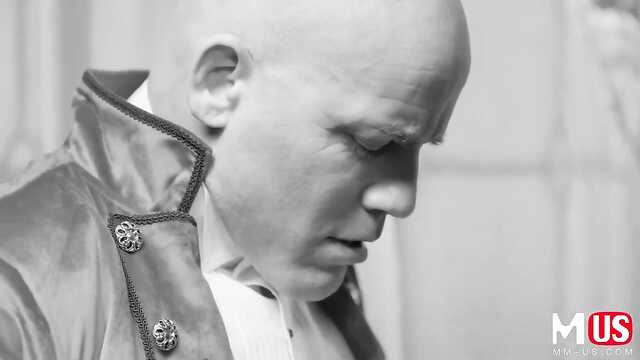 Вертихвостка приглашает лысого официанта на случку.