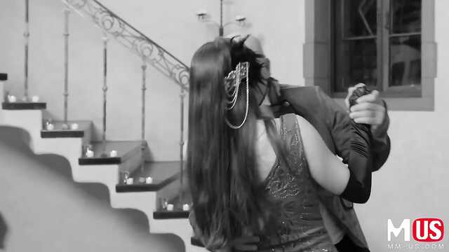 Вертихвостка приглашает лысого официанта на случку.