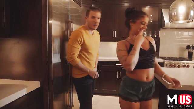 Заполняя ночь раскрепощением: Страстный секс в кровати.