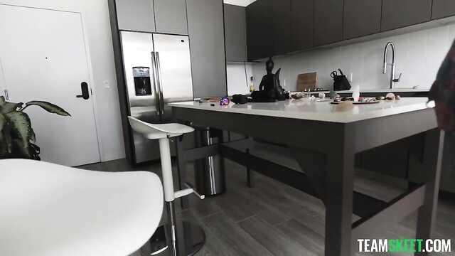 Dał ssać cipkę dziewczynie w okularach i wsadził kutasa w pelotkę