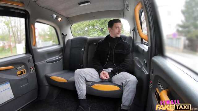 Die kurvige Taxifahrerin Sofia Lee schmunzelt mit einem Passagier auf dem Rücksitz