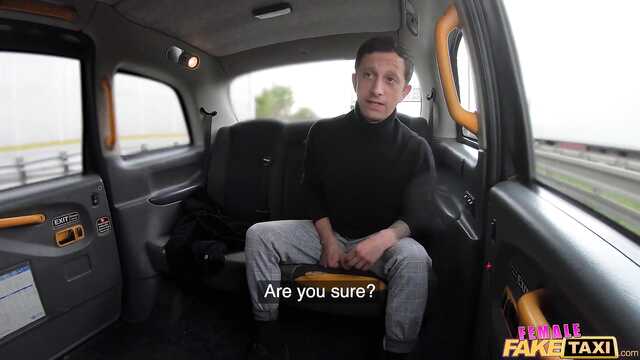 Die kurvige Taxifahrerin Sofia Lee schmunzelt mit einem Passagier auf dem Rücksitz