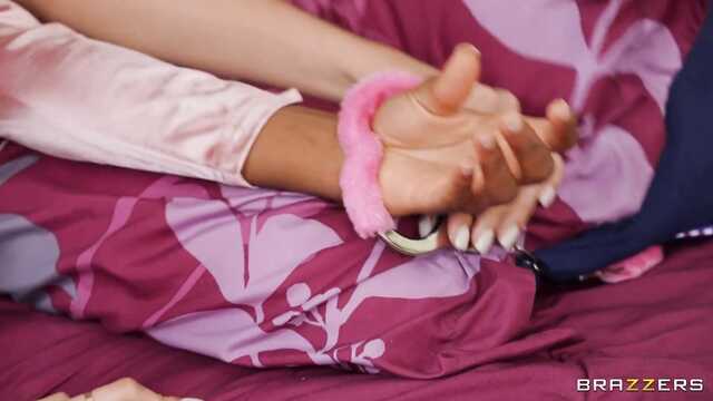 Chciwy Cooney i tarcie cipki na łóżku z kolorowymi Lesbijki