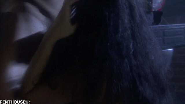 Toiu w dupę brunetkę w tył pickupa