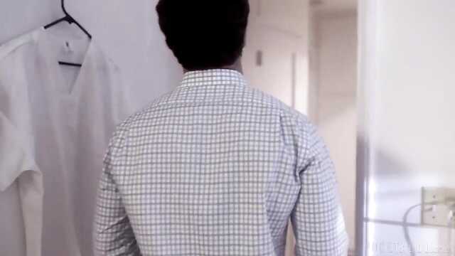 Hombre planea inseminar a una rubia de lujo