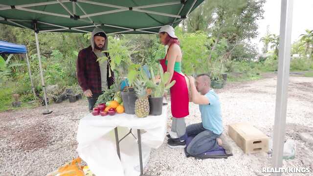 Baise une vendeuse avec un potager pendant qu'elle suce une courgette