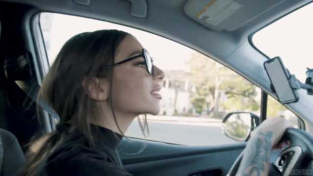 Девушка соблазняет парня, исполняя желание соседки.