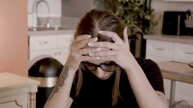 Девушка соблазняет парня, исполняя желание соседки.