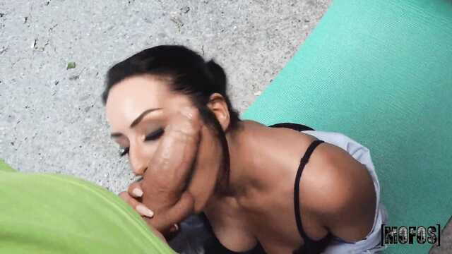 Zadowolił kutasem młodą bezczelną parkingową