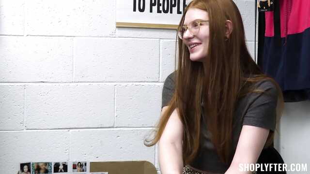 Strażnik piecze w cipkę sprzedawczynię