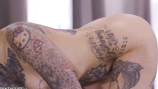 Wytatuowany klientka nie przeszkadza seks na masażu