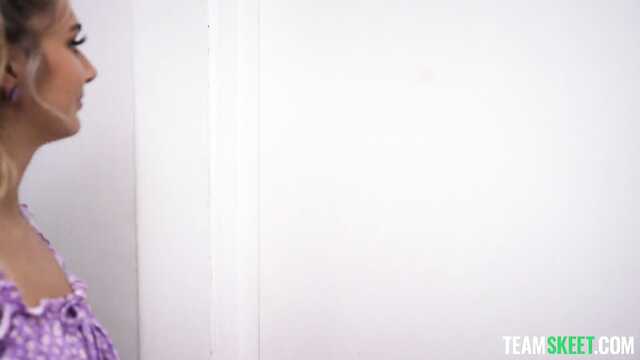 Gorąco kurwa cutie, obiecując zniżkę na zakwaterowanie