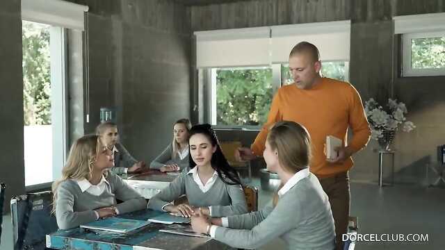 Студент өнімділік үшін MMM-мен айналысады