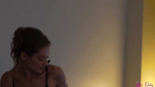 Нежное лизание кисок в джакузи у лесбиянок.