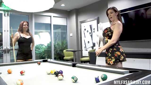 Murzyn sadzi swój czarny kij w otwory dwóch Mamuśki