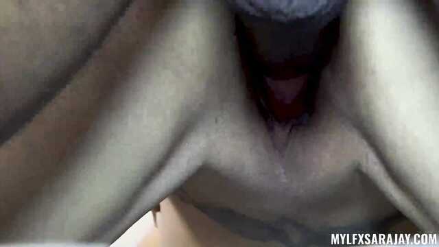 Murzyn sadzi swój czarny kij w otwory dwóch Mamuśki