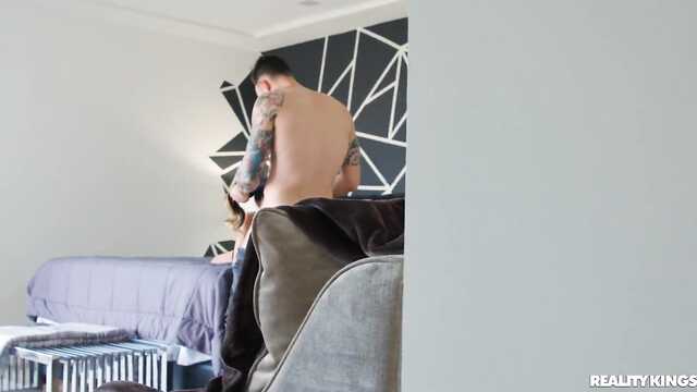 Азиатка в корсете испытывает радость от секса.