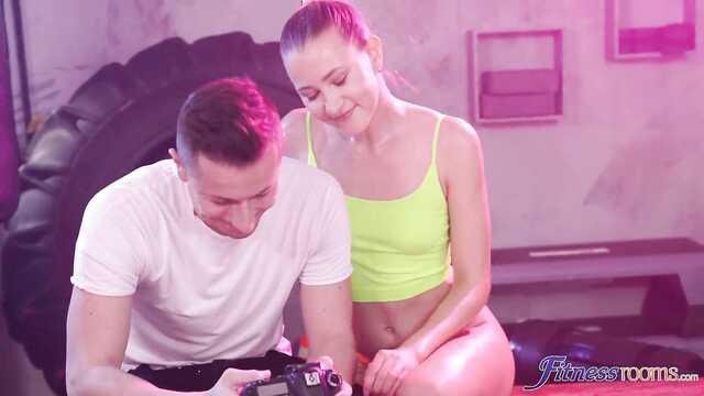 Фотографирует с моделью фитнеса