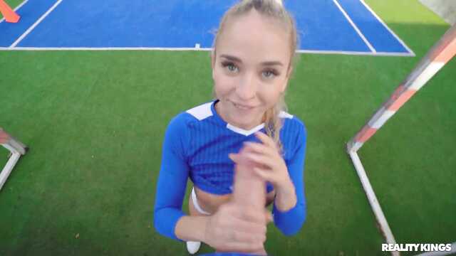 Zamiast piłki do bramki wbija kutasa w cipkę