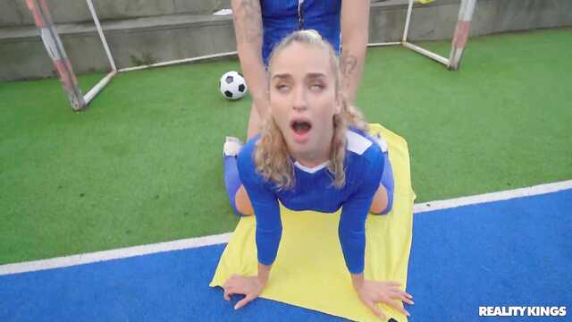 Zamiast piłki do bramki wbija kutasa w cipkę