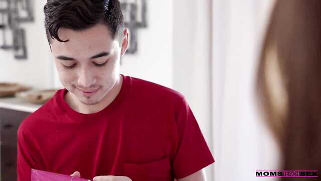 Pusdyuk le da a la jugosa madrastra una hermosa lencería y obtiene lo que desea