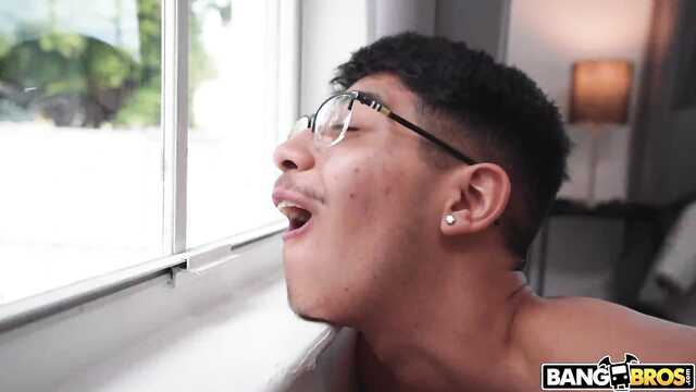 Slutty Crystal Rush nimmt einen vieräugigen Nerd in die Hand