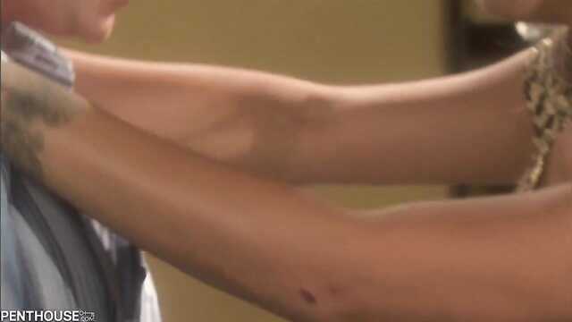 Namiętny seks w biurze z Umiejętne lodzik w czarnych pończochach