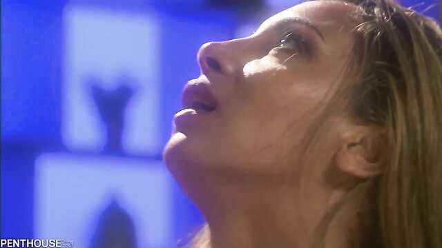 Namiętny seks w biurze z Umiejętne lodzik w czarnych pończochach