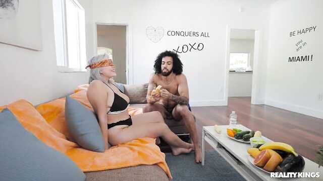 Mulato sin afeitar disfruta de una papila de grasa