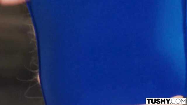 Biznesmeni zaznaczają umowę z negocjatorem