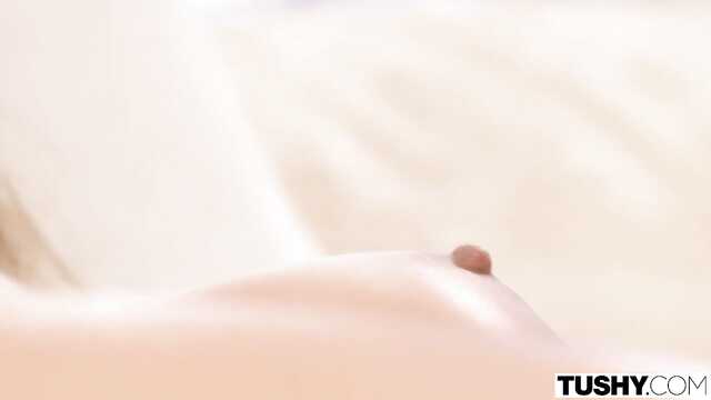 Biznesmeni zaznaczają umowę z negocjatorem