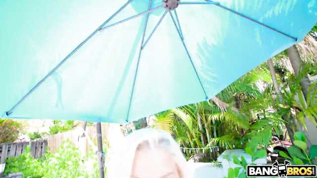 Arap swobodnie smaży mamuśkę z ogromnym tyłkiem i cyckami