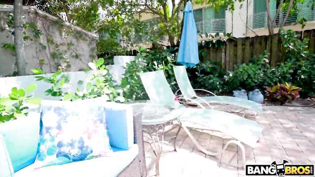 Arap swobodnie smaży mamuśkę z ogromnym tyłkiem i cyckami