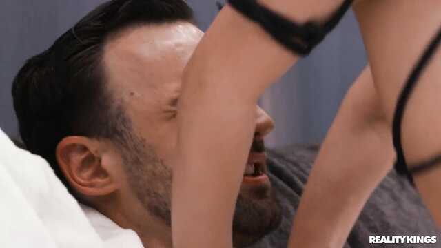 Wąskooki pisk rzuca się na tłustego kutasa to ustami, to cipką