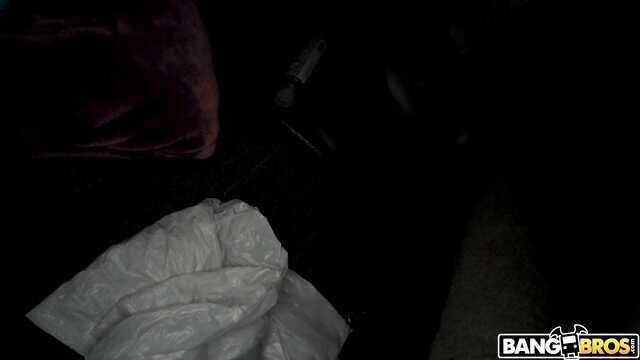 Хулиган активно развлекается в авто с уличной девчонкой.