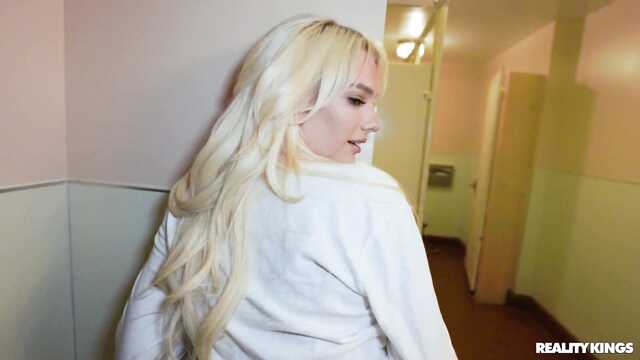 Zaciągnął blondynkę do samochodu i dał jej za policzek