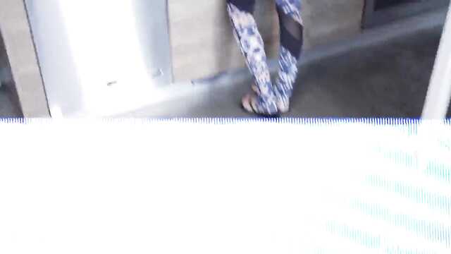 Ол өгей шешесінің юбкасының астына кірді