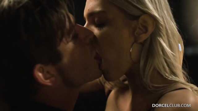 Romantyczny seks wieczorem z blond ślicznotką