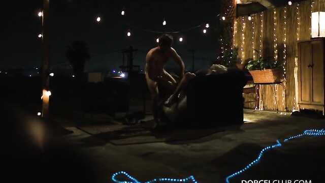 Romantyczny seks wieczorem z blond ślicznotką